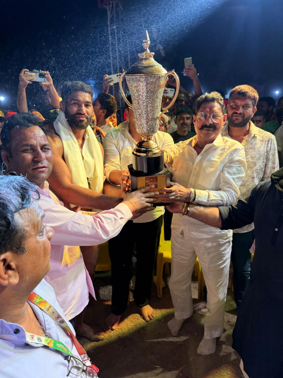 जिले के पहलवानों ने जीती 5-5 लाख रुपए की ईनामी कुश्‍ती:जमालपुर गांव के पहलवानों ने ईरान के पहलवानों को हराया