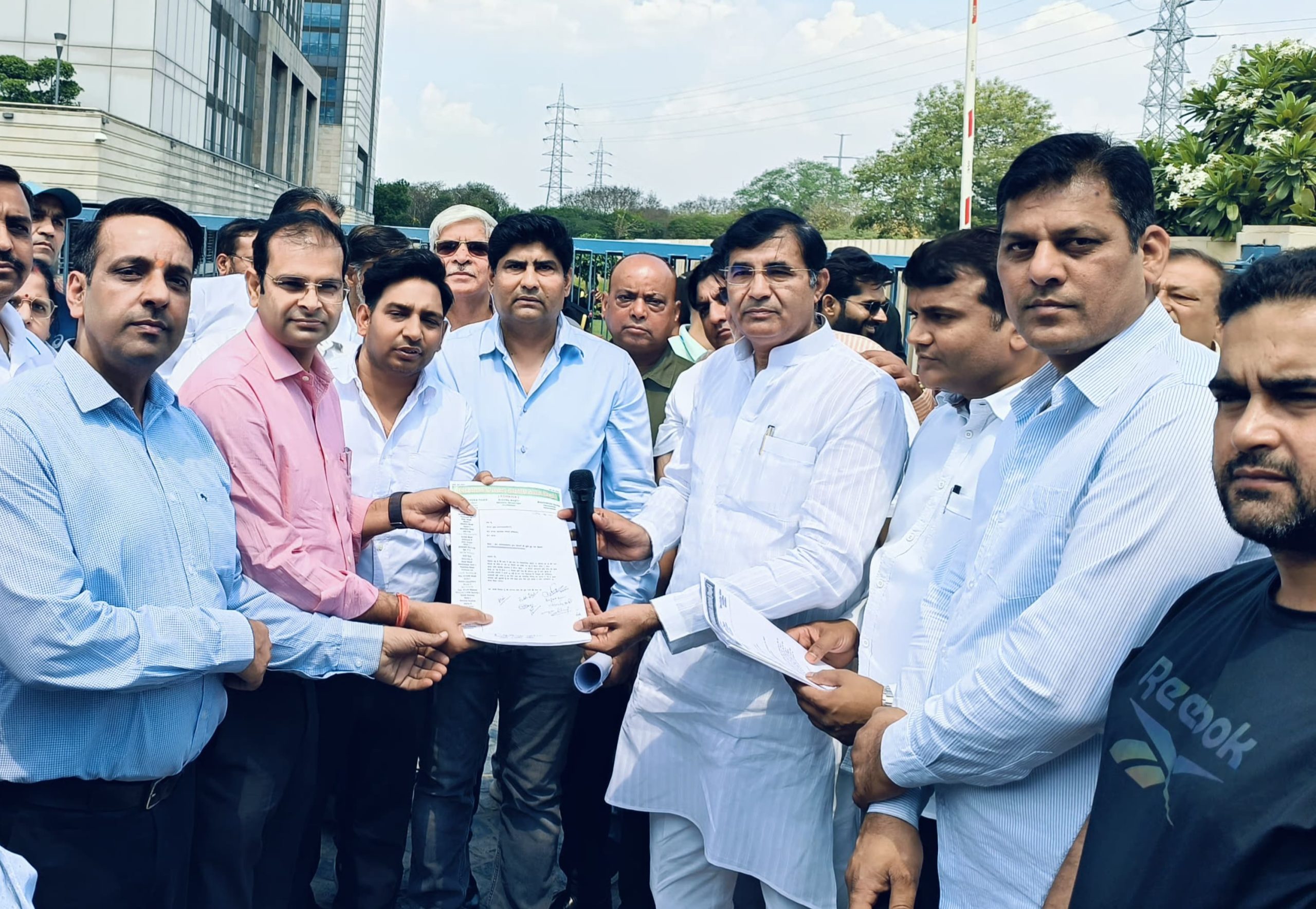 कावेरी बिल्‍डर की तानाशाही का फैडरेशन ने प्रदर्शन से दिया जवाब:बिल्‍डर पर सेक्‍टर की ग्रीन बेल्‍ट कब्‍जाने का लगाया आरोप