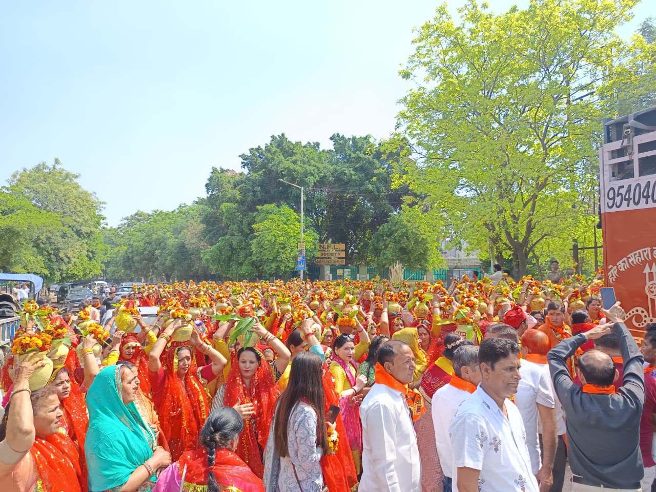 भव्‍य कलश यात्रा के साथ शुरू हुई राम कथा:कलश यात्रा में हजारों की संख्‍या में महिलाओं ने लिया हिस्‍सा