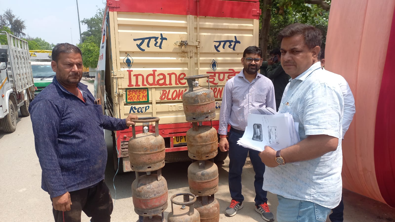 श्रमिकों एवं कर्मचारियों को 5 किलोग्राम के गैस सिलेंडर का वितरण:इकोटेक तीन उद्योग केंद्र में लगाया गया शिविर