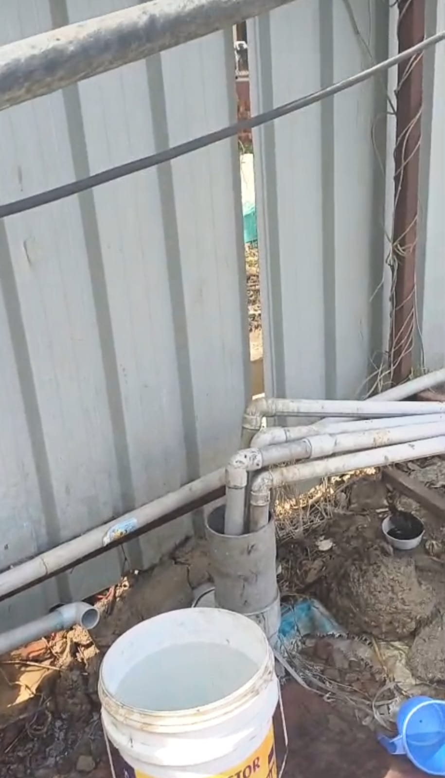 मिग्‍सन बिल्‍डर की साइट पर हो रहा पानी का दोहन : नाली में बहाया जा रहा प्रतिदिन हजारों लीटर पानी