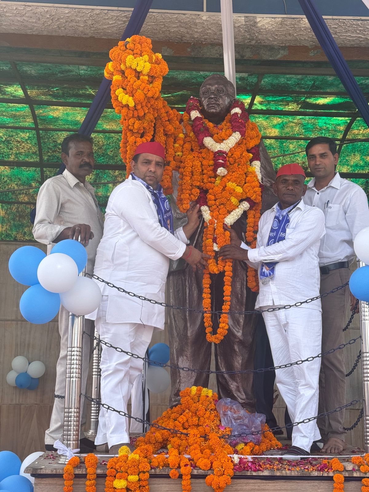 भारतीय संविधान के शिल्पकार डॉ.अम्बेडकर की मनाई जयंती:सपा कार्यकर्ताओं ने जिले में विभिन्‍न स्‍थानों पर मनाई जयंती