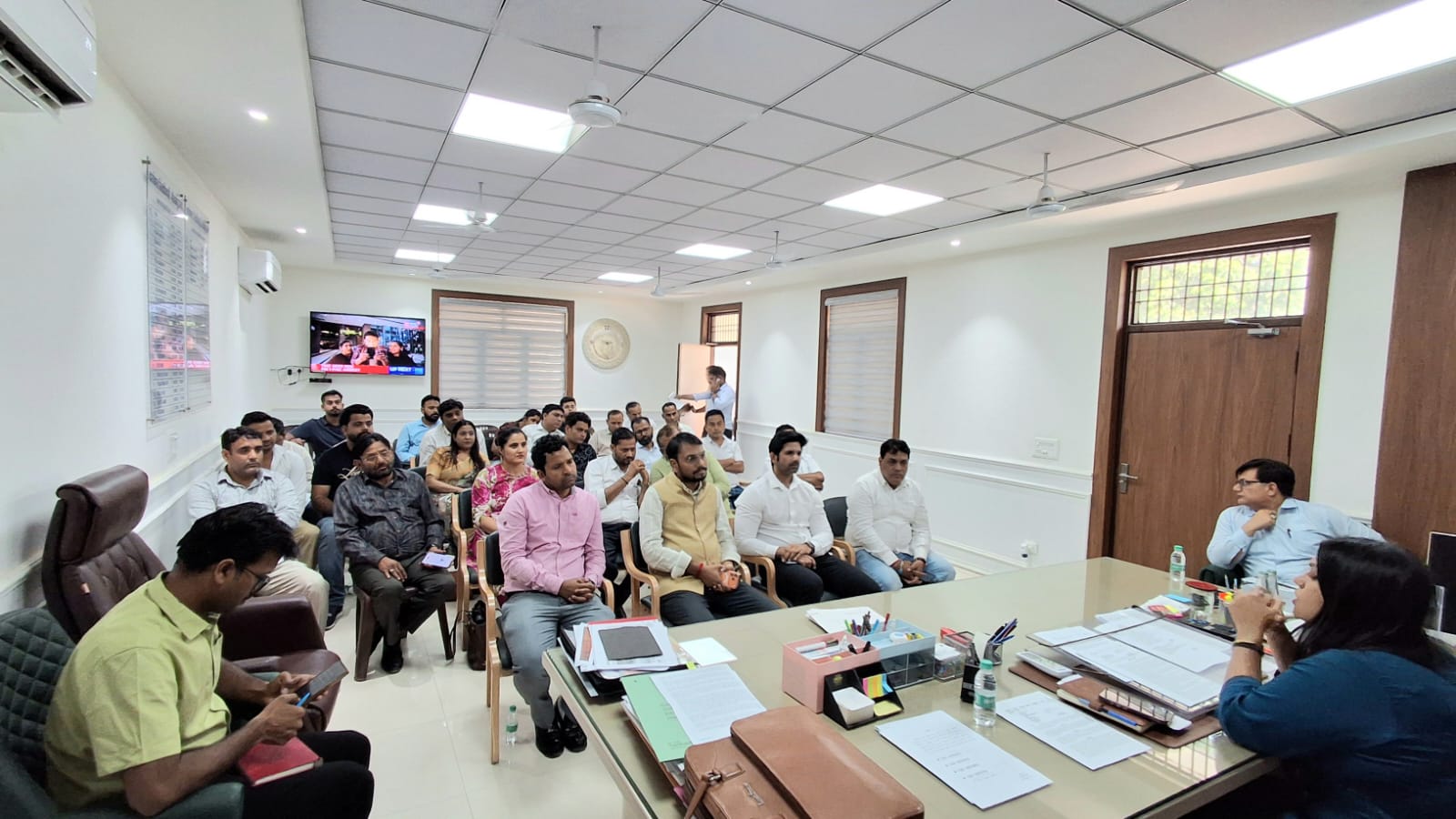 कर्मचारियों के उपद्रवी व्यवहार पर एजेंसी होगी ब्‍लैकलिस्‍ट:आउटसोर्सिंग एजेंसी के प्रतिनिधियों के साथ डीएम ने की बैठक