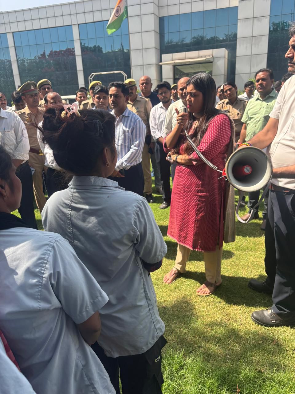 कंपनी में श्रमिकों के साथ डीएम ने किया संवाद:अन्‍य अधिकारियों ने भी किया दौरा, सभी स्‍थानों पर शुरू कराया काम