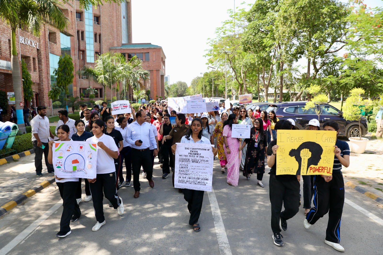 शारदा यूनिवर्सिटी में नारी शक्ति रैली का आयोजन:नारी सशक्तिकरण को बढ़ावा देने के लिए आयोजित हुई रैली