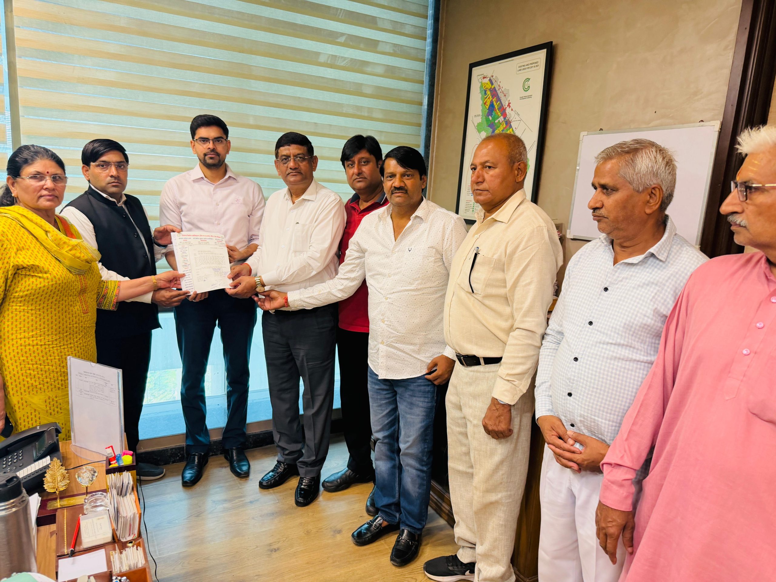 चारदीवारी से सेक्‍टर को सुरक्षित बनाने की मांग:बीटा एक सेक्‍टर के लोगों ने प्राधिकरण में सौंपा ज्ञापन