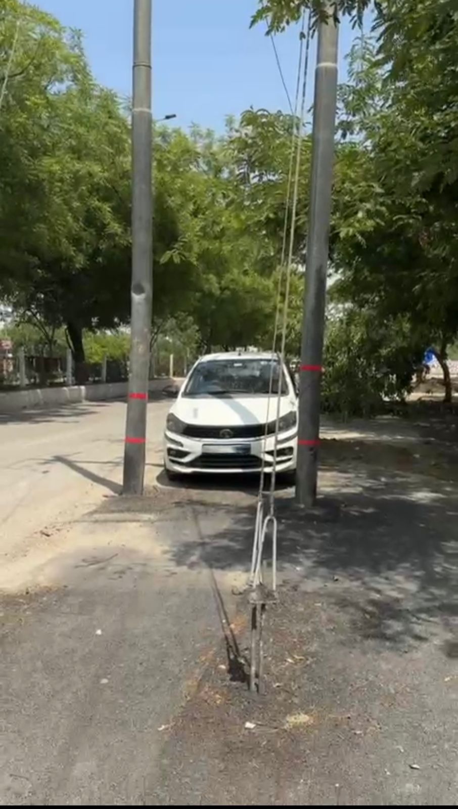 प्राधिकरण के इंजीनियरिंग विभाग पर लोगों ने उठाया सवाल:नई सड़क का हुआ निर्माण पर बीच में आ रहे हैं खंभे