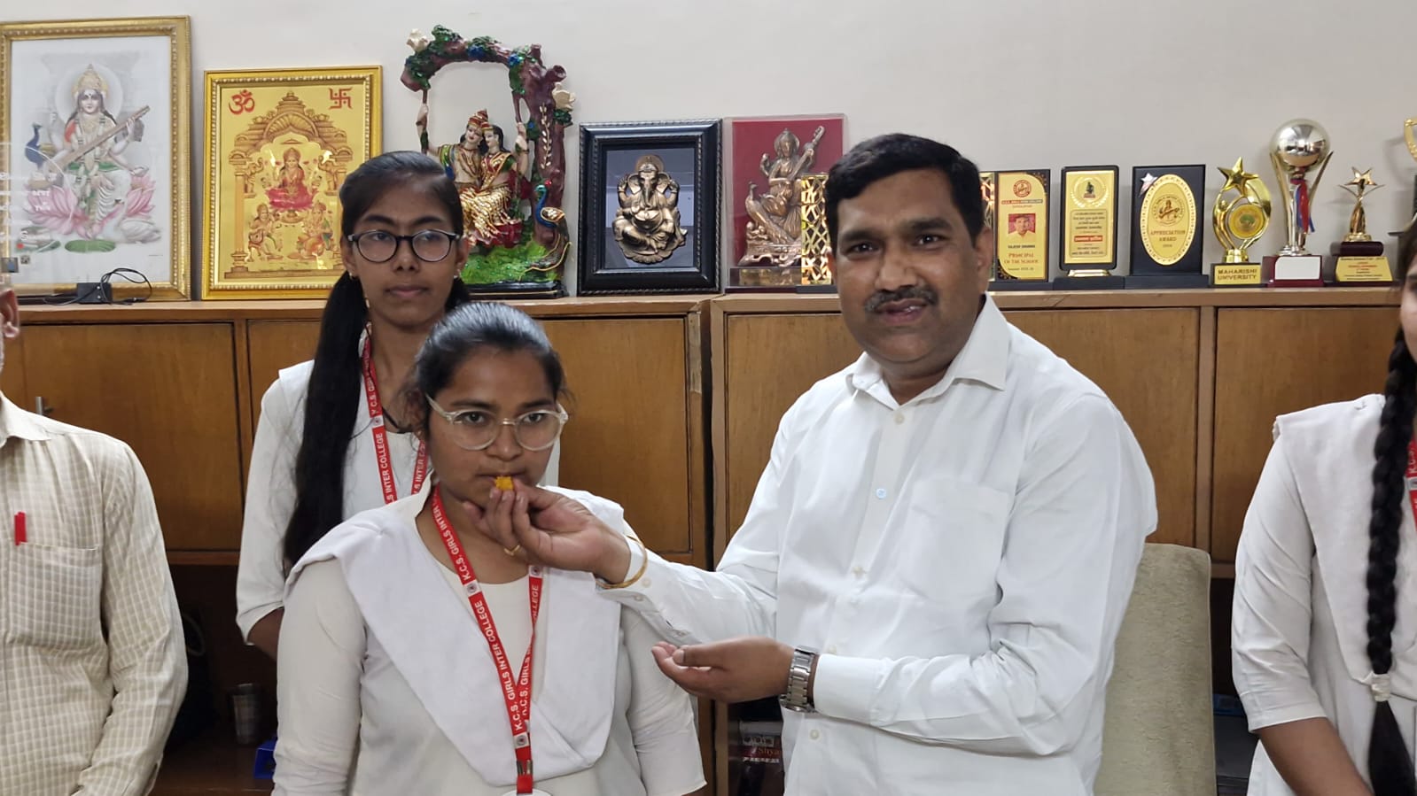 गौतम बुद्ध नगर में बोर्ड परीक्षा में चमके देवेश व हिमांशी:इंटर में हिमांशी व हाईस्‍कूल की परीक्षा में देवेश ने किया टॉप