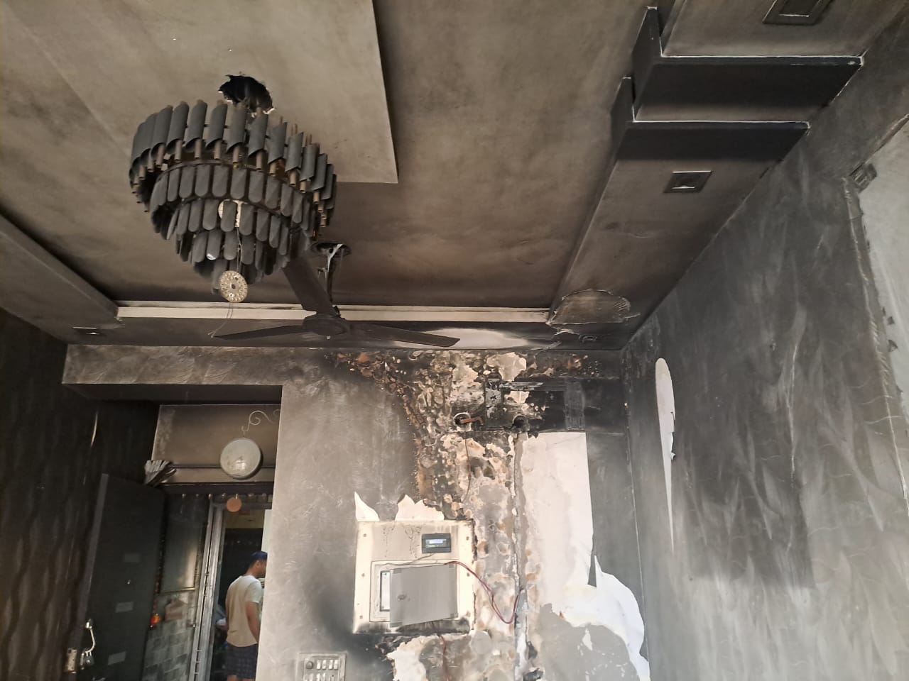 ठंडी हवा लेकर सो रहे थे लोग और लग गई आग:सोसायटी में एसी यूनिट में ब्‍लास्‍ट से लगी आग