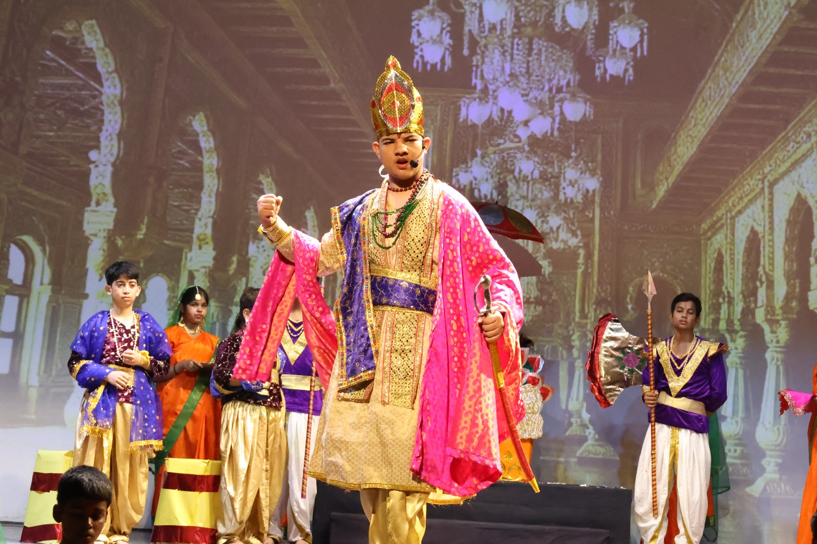 फादर एग्नेल स्कूल में वार्षिक पुरस्‍कार वितरण समारोह:विभिन्‍न क्षेत्र में श्रेष्‍ठ प्रदर्शन करने वाले छात्र हुए पुरस्‍कृत