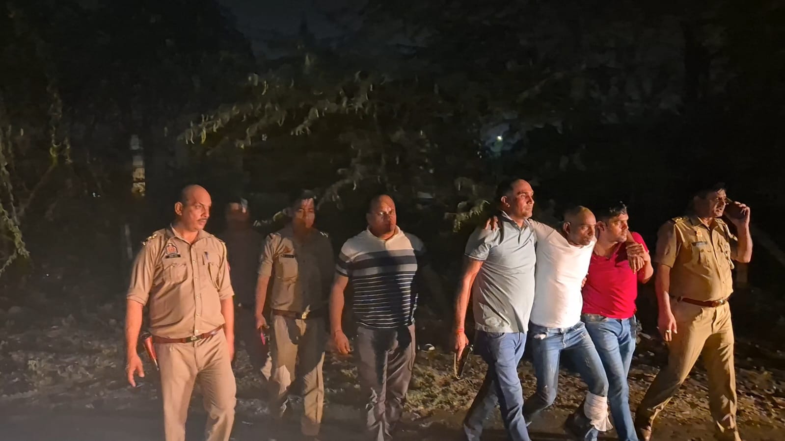 पुलिस मुठभेड़ में एक बदमाश को लगी गोली:बदमाश ने महिला से लूटी थी सोने की चेन
