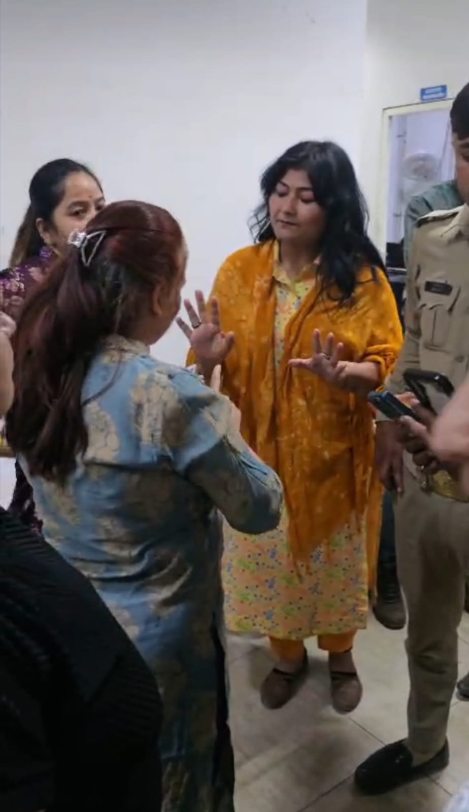 लिफ्ट का पॉवर बैकअप बंद करने पर सोसायटी में हंगामा:अजनारा होम्‍स सोसायटी की महिलाओं ने दर्ज कराया विरोध