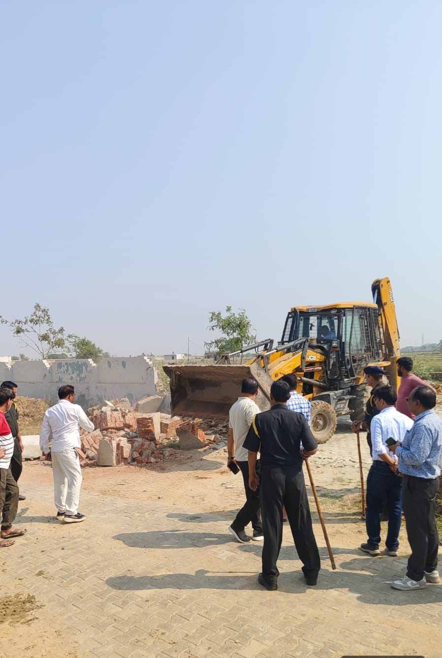 दो घंटे में प्राधिकरण ने 40 करोड़ की जमीन से हटाया अतिक्रमण:ग्रेटर नोएडा प्राधिकरण की अधिसूचित जमीन पर कर रहे थे अवैध निर्माण
