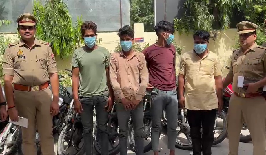 दिन में लगाते थे ठेला रात में करते थे चोरी:चार चोरों को गिरफ्तार कर पुलिस ने बरामद की 15 मोटरसाइकिल
