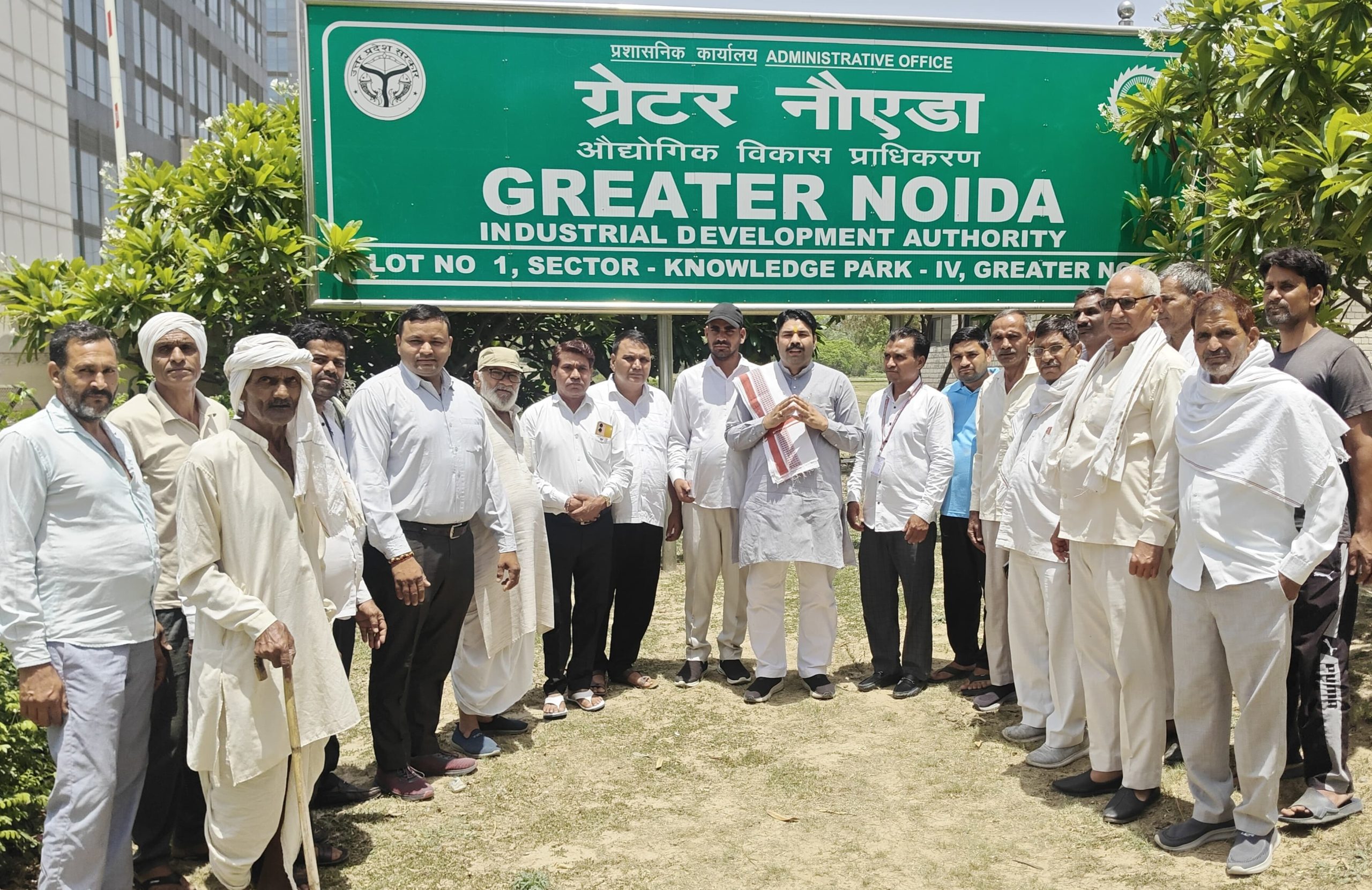 करप्शन फ्री इंडिया संगठन ने ग्रेटर नोएडा प्राधिकरण पर किया प्रदर्शन:गांवों में मूलभूत समस्याओं के समाधान की मांग