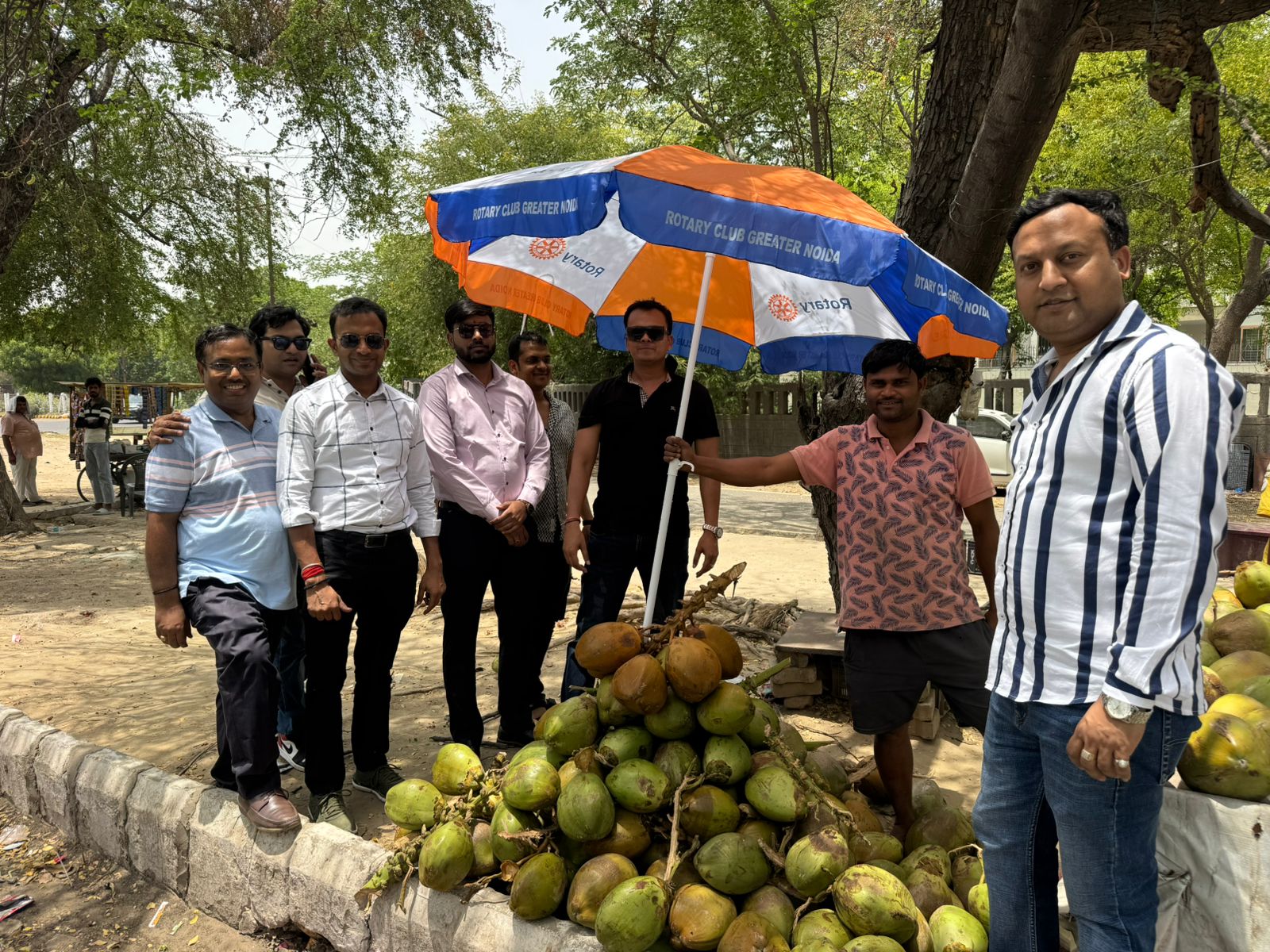 रोटरी क्लब ग्रेटर नोएडा ने किया सराहनीय कार्य:गर्मी से राहत देने के लिए छतरी का वितरण