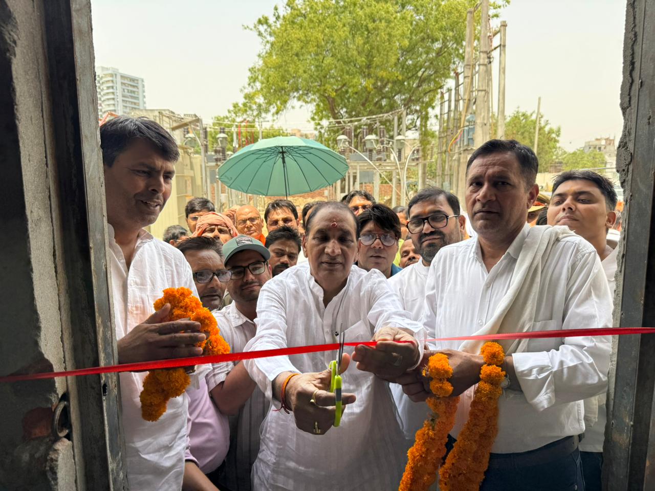 गर्मी में हजारों उपभोक्‍ताओं को बिजली घर का तोहफा:विधायक तेजपाल नागर ने किया विद्युत उपकेंद्र का लोकार्पण