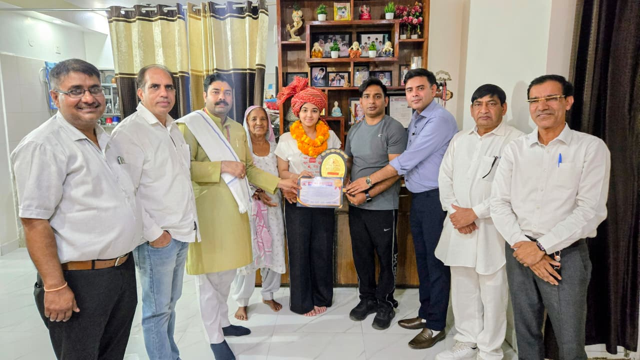 मेधावी छात्राओं को करप्शन फ्री इंडिया ने किया सम्मानित:संगठन के सदस्‍यों ने पगड़ी पहनाकर किया अभिनंदन