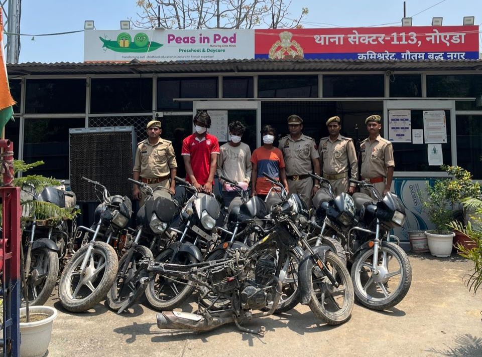 10 मोटरसाइकिल के साथ पुलिस ने 3 चोरों को किया गिरफ्तार:चोरी व लूटे गए 4 स्‍मार्ट फोन भी हुए बरामद