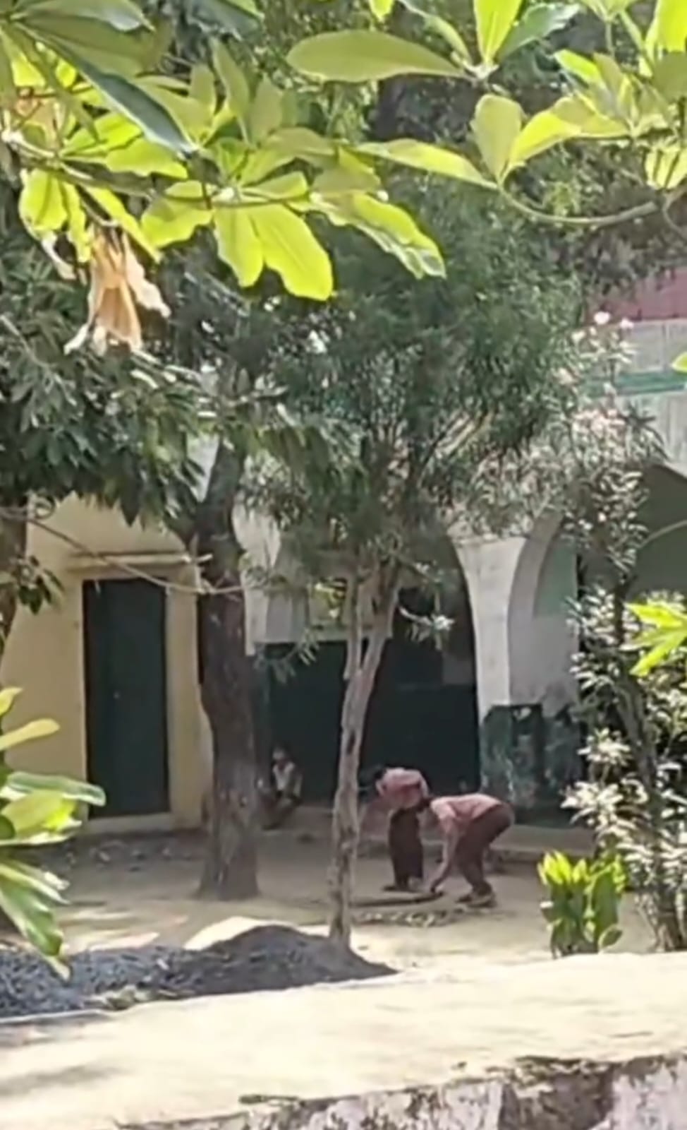 सरकारी स्‍कूल में नहीं थम रहा बच्‍चों से सफाई कराने का सिलसिला:तुस्‍याना प्राथमिक स्‍कूल में छात्राओं से लगवा रहे थे झाडू