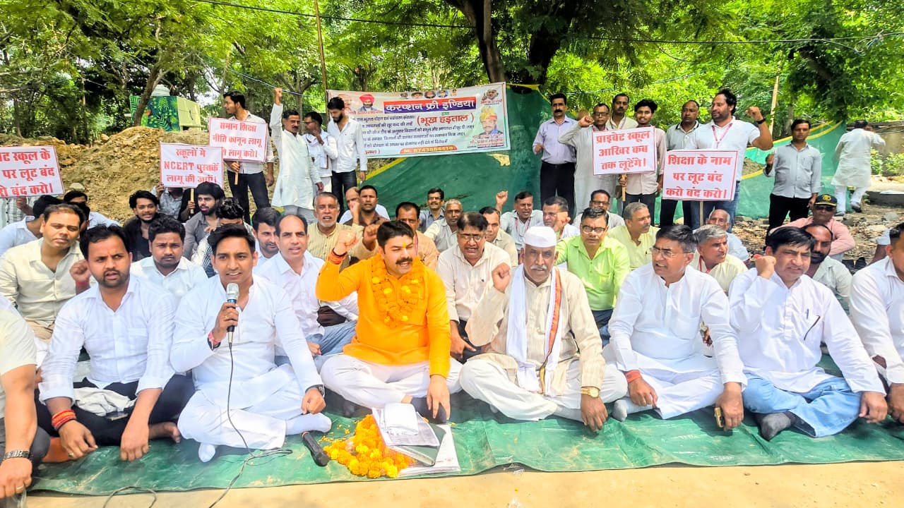भूजल दोहन के खिलाफ अनिश्चितकालीन भूख हड़ताल:करप्शन फ्री इंडिया संगठन के प्रवीण भारतीय बैठे हड़ताल पर