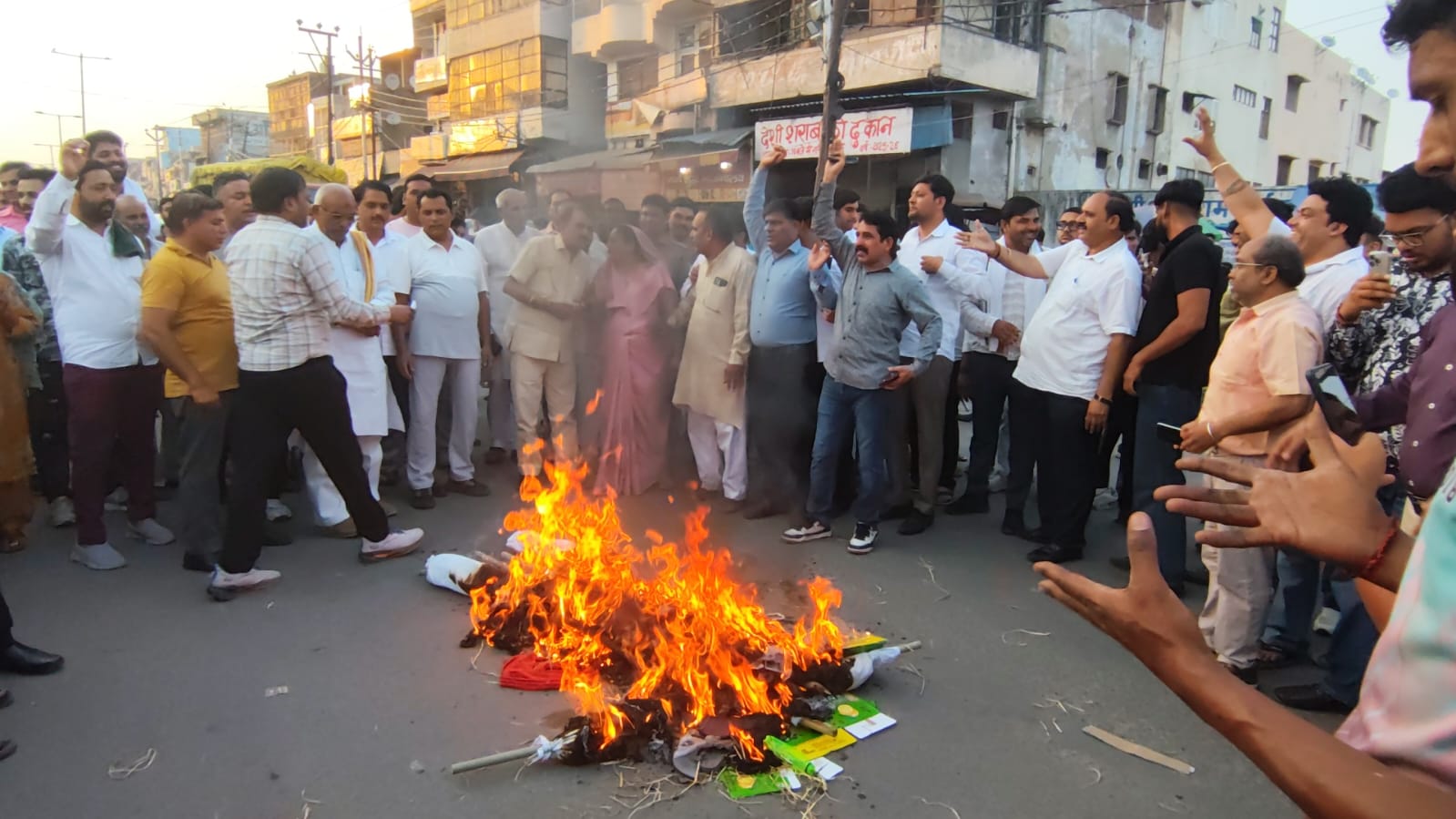 ब्राह्मण समाज ने फूंका सपा प्रवक्‍ता राजकुमार भाटी का पुतला:राजकुमार के बयान के बाद से ब्राह्मण समाज में भारी नाराजगी