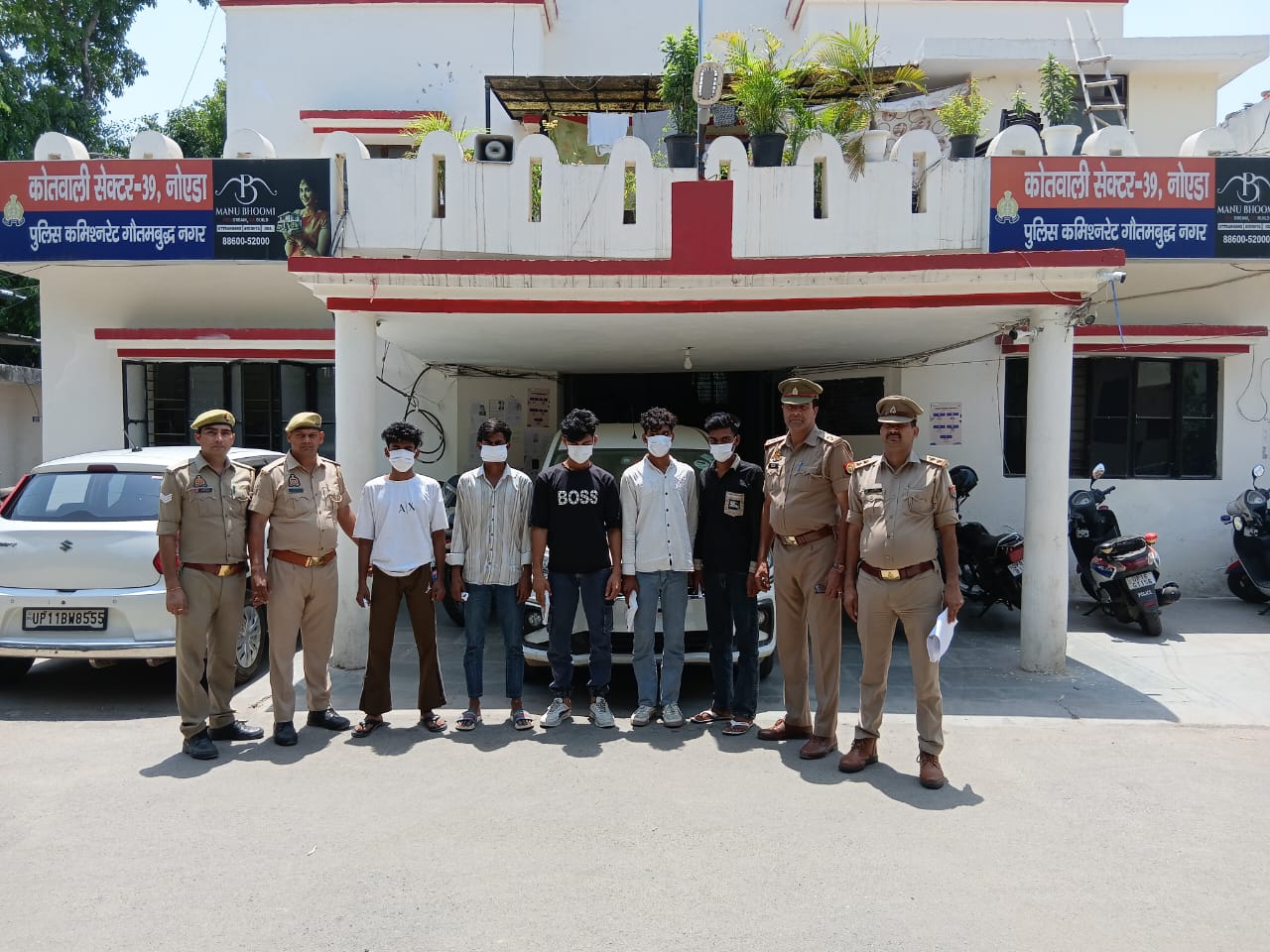 कार में लिफ्ट देकर लूट करने वाले 5 बदमाश गिरफ्तार, फर्जी नंबर प्लेट लगी अर्टिगा से देते थे घटना को अंजाम
