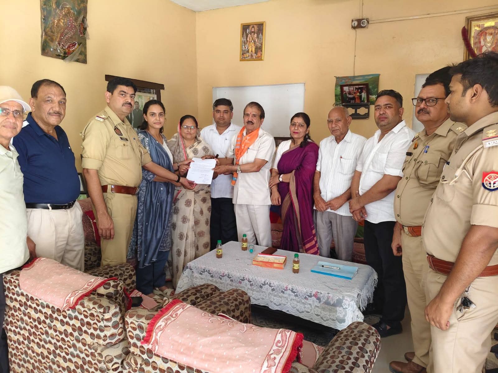 महापंचायत स्थगित कर पुलिस को सौंपा ज्ञापन:महापंचायत से पूर्व कई लोग हुए नजरबंद
