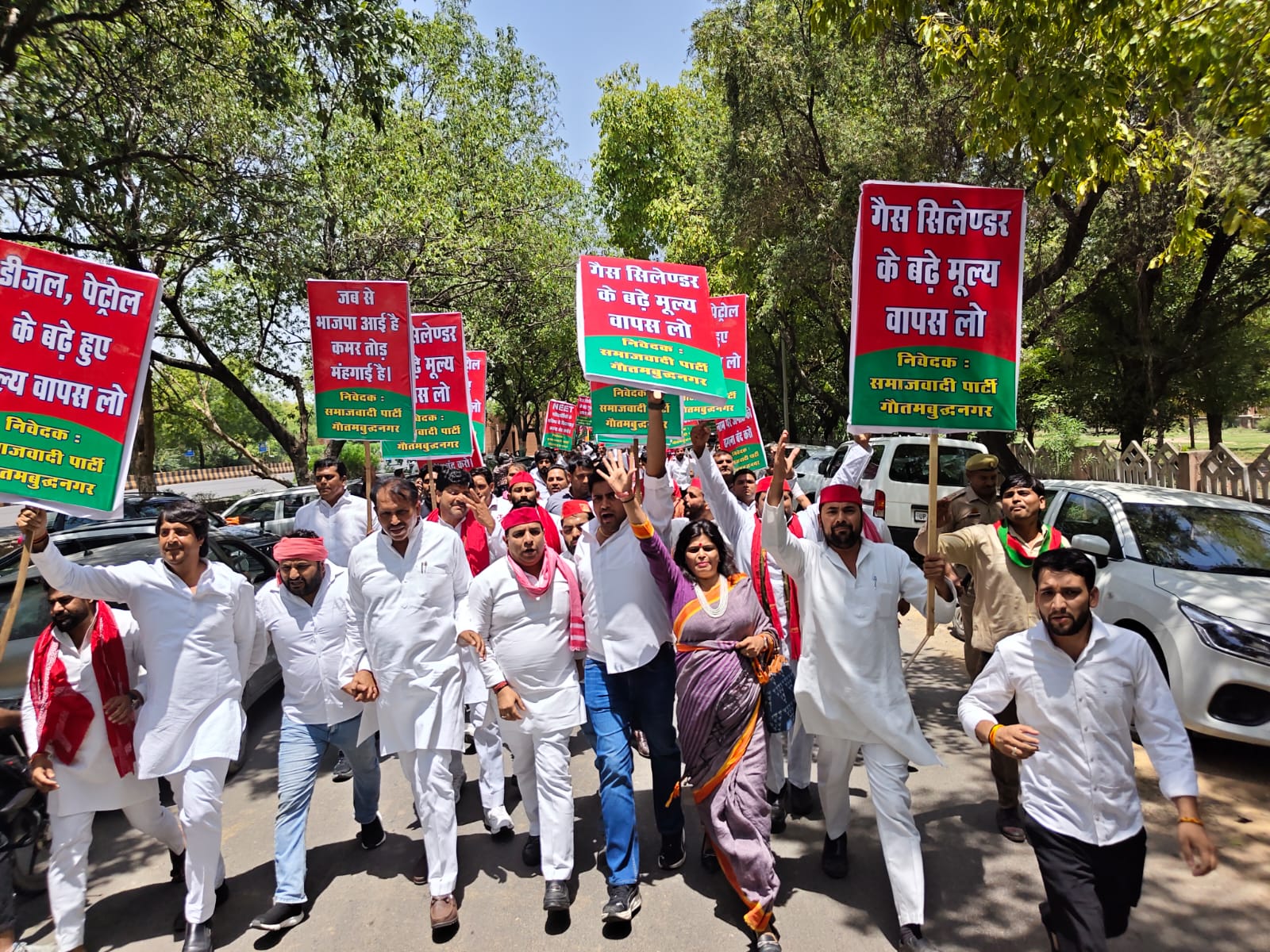 सपा कार्यकर्ताओं ने डीएम कार्यालय पर किया प्रदर्शन:राष्‍ट्रपति के नाम संबोधित ज्ञापन डीएम को सौंपा