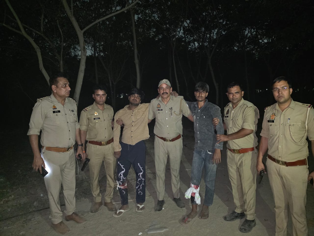 दो बदमाशों को पुलिस मुठभेड़ में लगी गोली:दो दिन पूर्व चाकू से गोद कर एक युवक की कर दी थी हत्‍या
