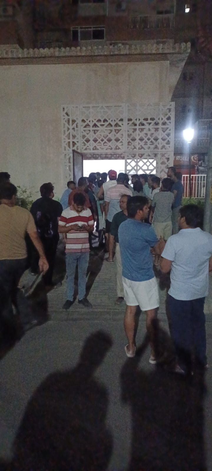 घंटों बिजली कटौती से सोसायटी के लोग हुए परेशान:गौर सिटी वन में रात में 4 घंटे गायब रही बिजली