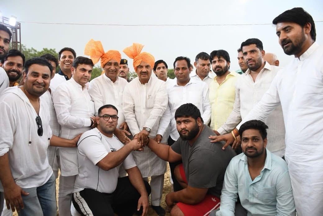 भारतीय ने विदेशी पहलवान को चारों खाने किया चित:गिरधरपुर गांव में देशी-विदेशी पहलवानों के बीच हुआ दंगल
