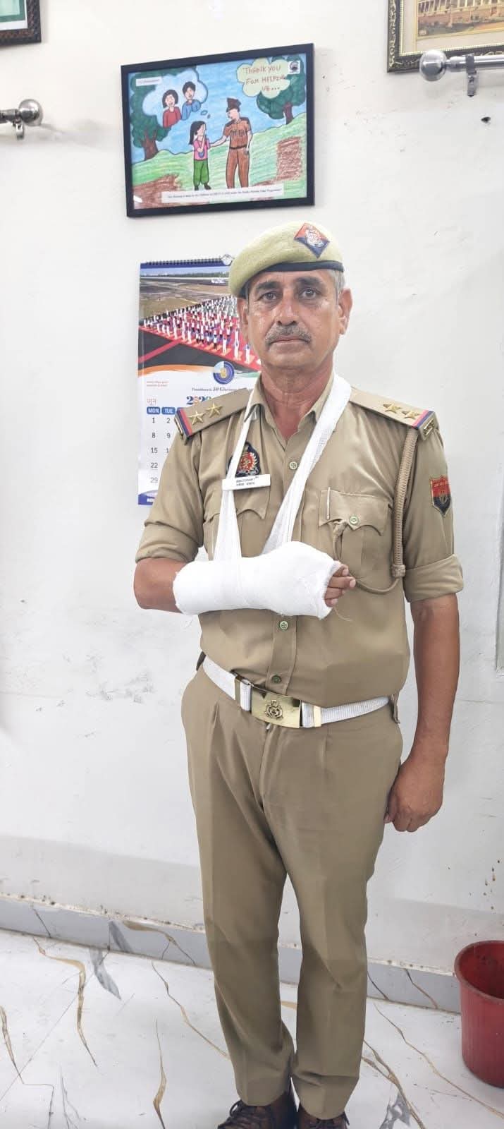 वास्‍तविक हिरो बनकर पुलिसकर्मी ने जीता दिल:मोबाइल छीनकर भाग रहे बदमाश को दौड़ाकर पकड़ा
