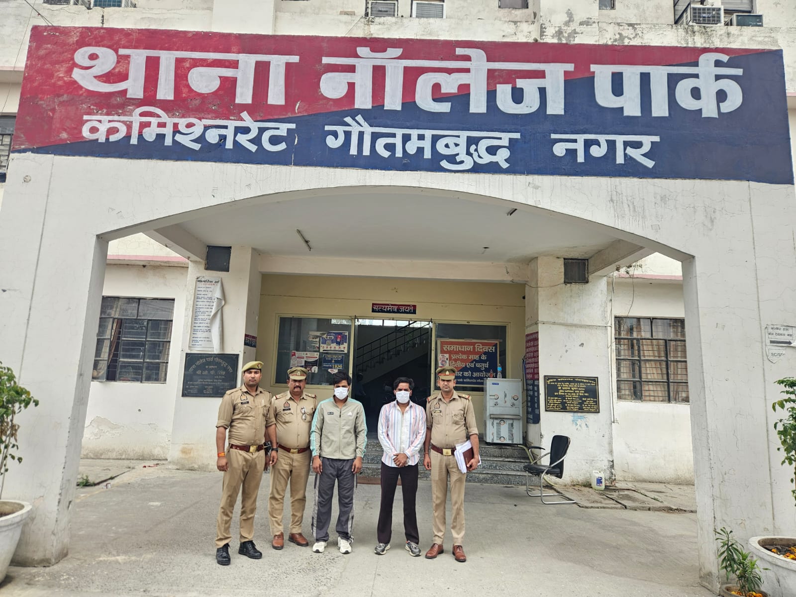 रेस्टोरेंट संचालकों और ठेला कारोबारियों से रंगदारी मांगने वाले दो भाई गिरफ्तार