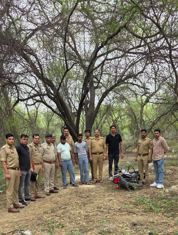 बंद घरों को निशाना बनाने वाले गिरोह के चार बदमाश मुठभेड़ के बाद गिरफ्तार, 51 लाख के जेवर और 11.27 लाख नकद बरामद