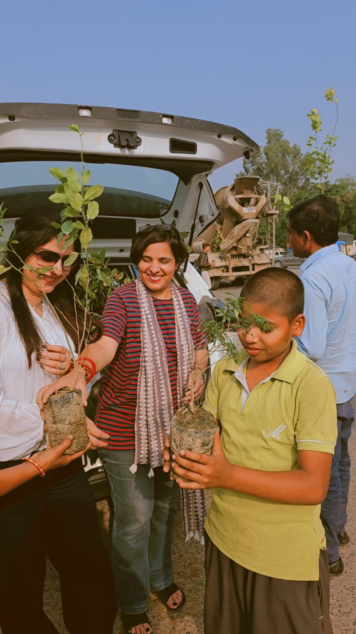 नवदर्पण संस्था ने विश्‍व पर्यावरण दिवस पर बांटे पौधे:औषधीय व फलदार पौधे लगाने के लिए किया प्रेरित