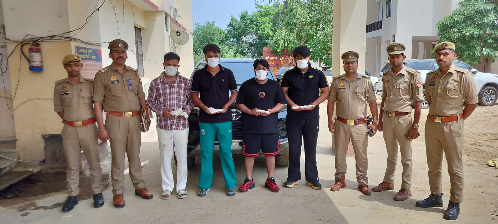 सेंट्रल नोएडा में अवैध हथियारों के साथ चार बदमाश गिरफ्तार, बिना नंबर प्लेट की फॉर्च्यूनर भी बरामद