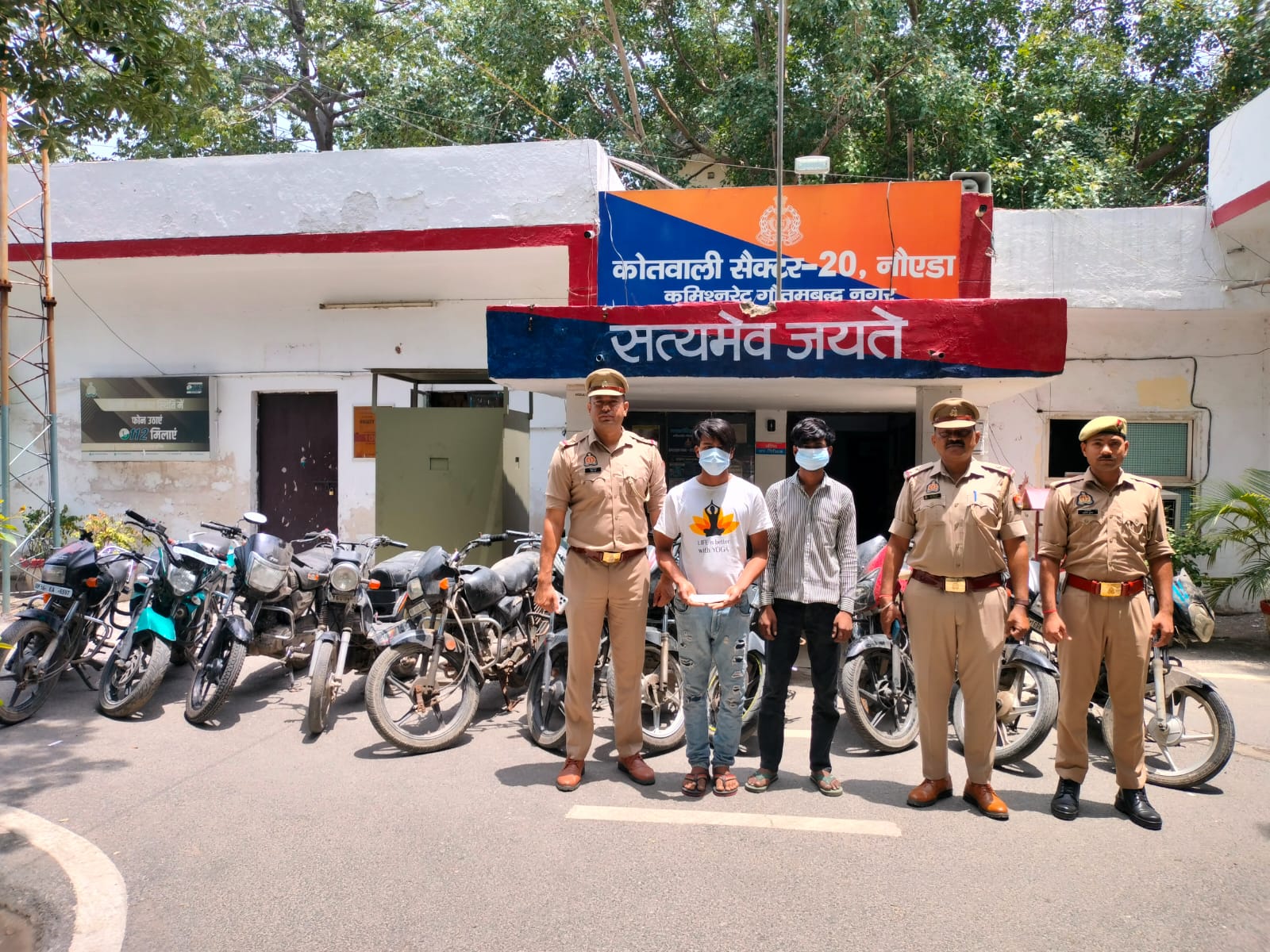 नोएडा में अंतरराज्यीय वाहन चोर गिरोह का पर्दाफाश, कम उम्र में वाहन चोरी का शतक लगा चुके हैं आरोपी