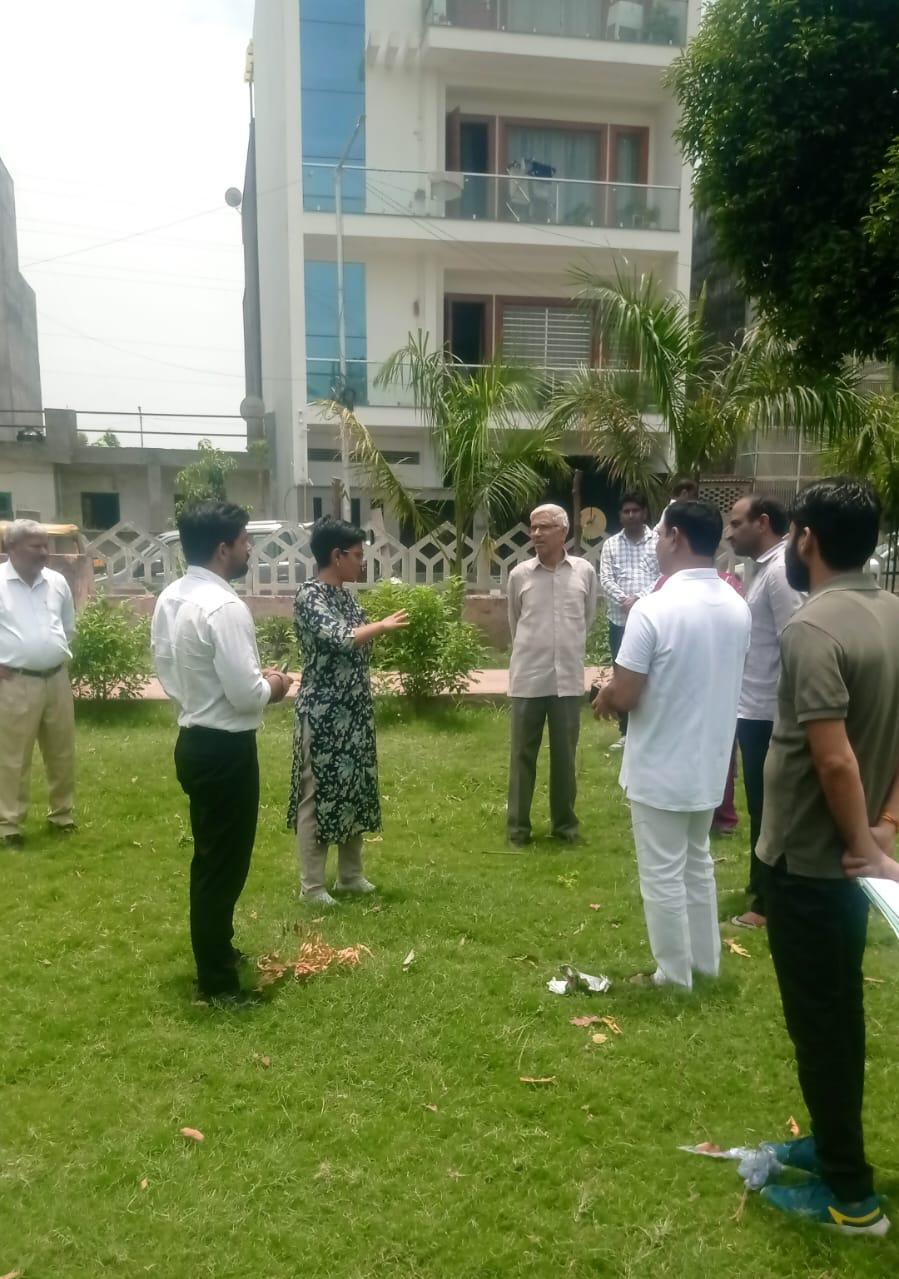 ग्रेटर नोएडा प्राधिकरण के उद्यान विभाग के वरिष्ठ प्रबंधक पर गिरी गाज, खराब गुणवत्ता का पाथवे उखड़वा कर ठेकेदार को किया ब्लैकलिस्ट