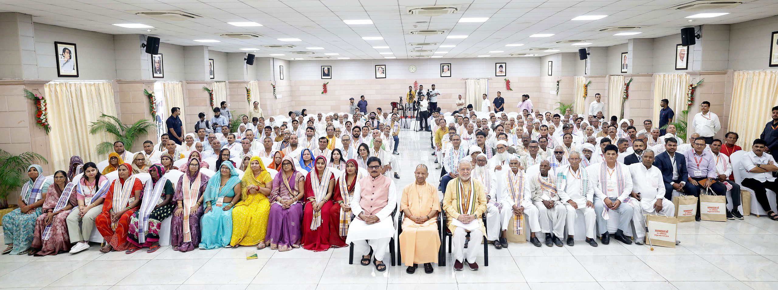 मुख्‍यमंत्री योगी आदित्‍यनाथ ने किसानों से किया संवाद:एयरपोर्ट के लिए जमीन देने वाले किसान मिले मुख्‍यमंत्री से