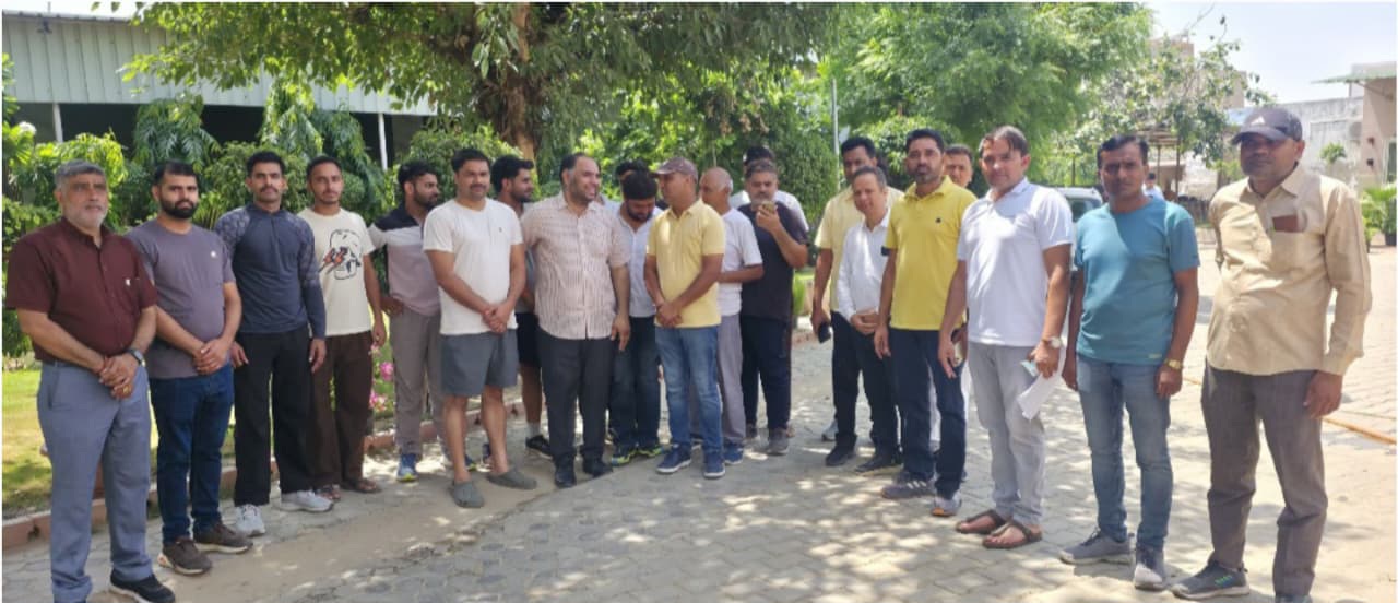 विधायक से मिले क्षेत्रीय खेल परिसर बचाओ समिति के सदस्‍य:हॉकी स्‍टेडियम को दूसरे स्‍थान पर शिफ्ट करने की मांग