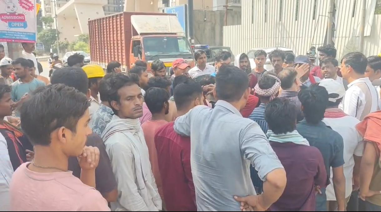 बकाया भुगतान न होने पर फ्यूचर वर्ल्ड बिल्डर की साइड पर प्रदर्शन:मजदूरों और ठेकेदारों ने किया बिल्‍डर के कार्यालय का घेराव