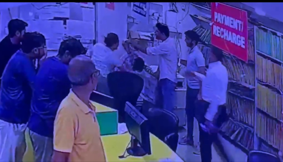 महिला ने मेंटेनेंस स्‍टाफ पर की थप्‍पडों की बारिश:बीस से अधिक थप्‍पड़ मारने का वीडियो हुआ वायरल
