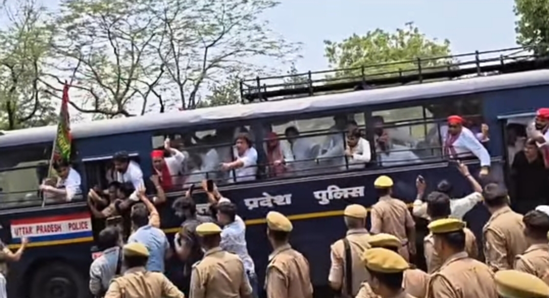 सपा कार्यकर्ताओं को पुलिस ने लिया हिरासत में:मुख्‍यमंत्री को दिखाने जा रहे थे काला झंडा