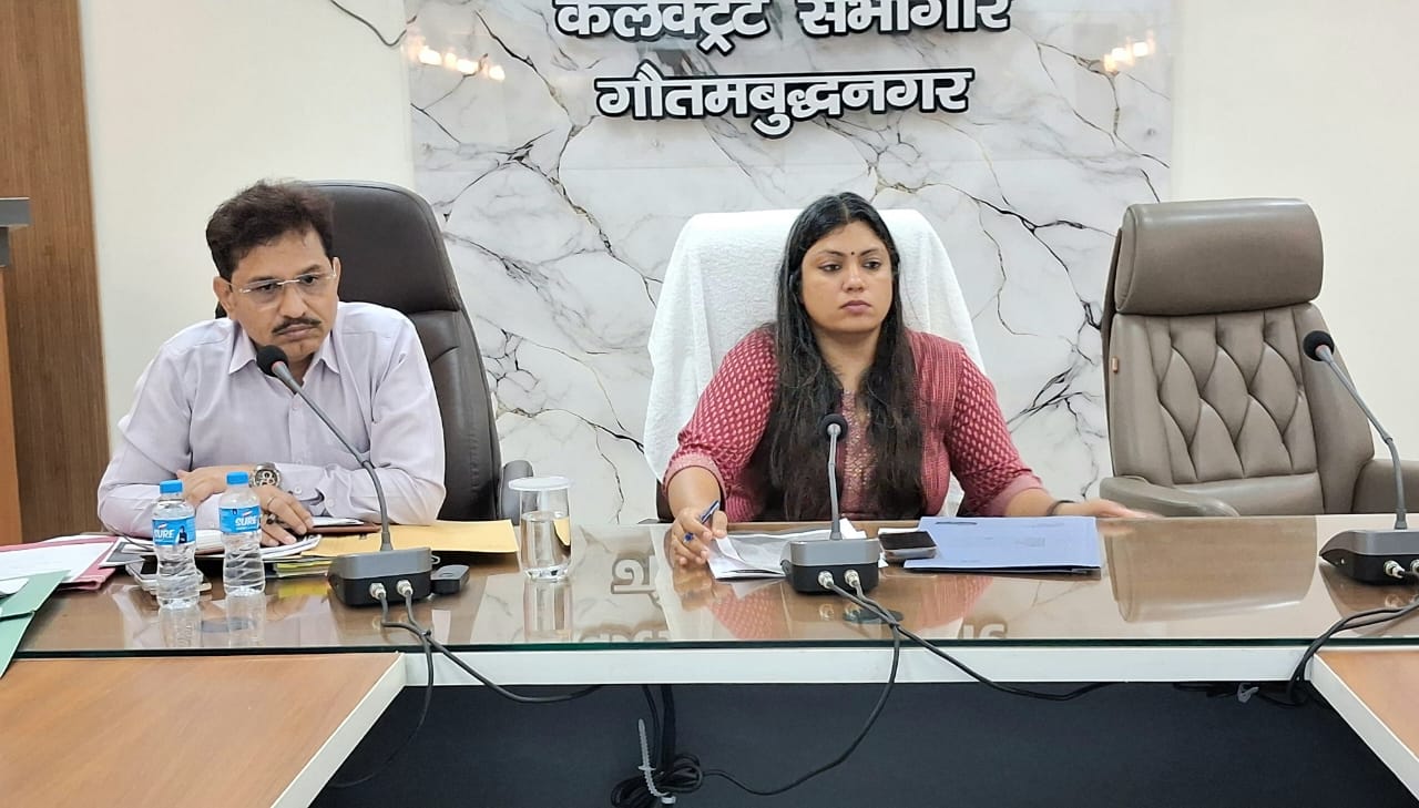 अवैध स्टैंड व अवैध पार्किंग पर कार्रवाई का निर्देश:डीएम ने जिला सड़क सुरक्षा समिति की बैठक में दिया निर्देश