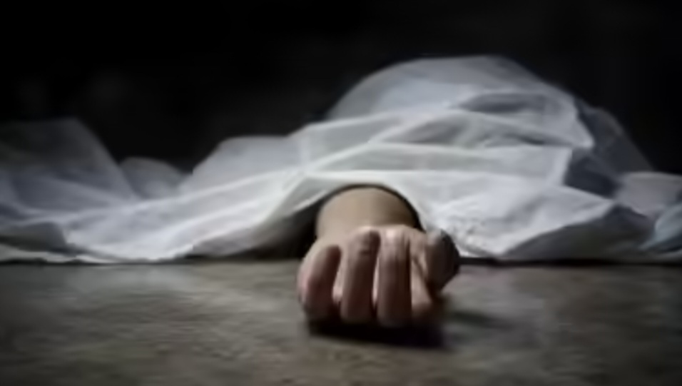 ग्रेटर नोएडा वेस्ट में मां पर चाकू से हमला करने के बाद बेटे ने दी जान, घरेलू विवाद से जुड़ा है मामला