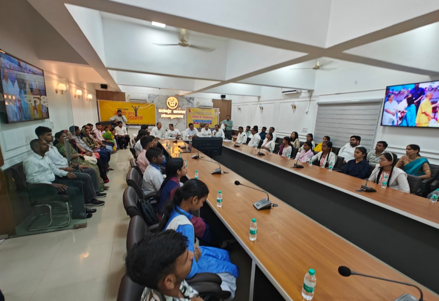 जिले के 8 विद्यार्थियों को मिला एक-एक लाख रुपया:लखनऊ में आयोजित कार्यक्रम में मुख्‍यमंत्री ने किया पुरस्‍कृत