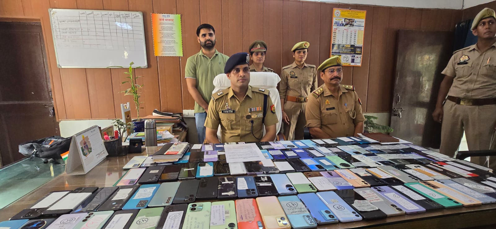 पुलिस ने 6 साल बाद तलाशा खोया हुआ मोबाइल फोन:अभियान में पुलिस ने बरामद किए 121 मोबाइल
