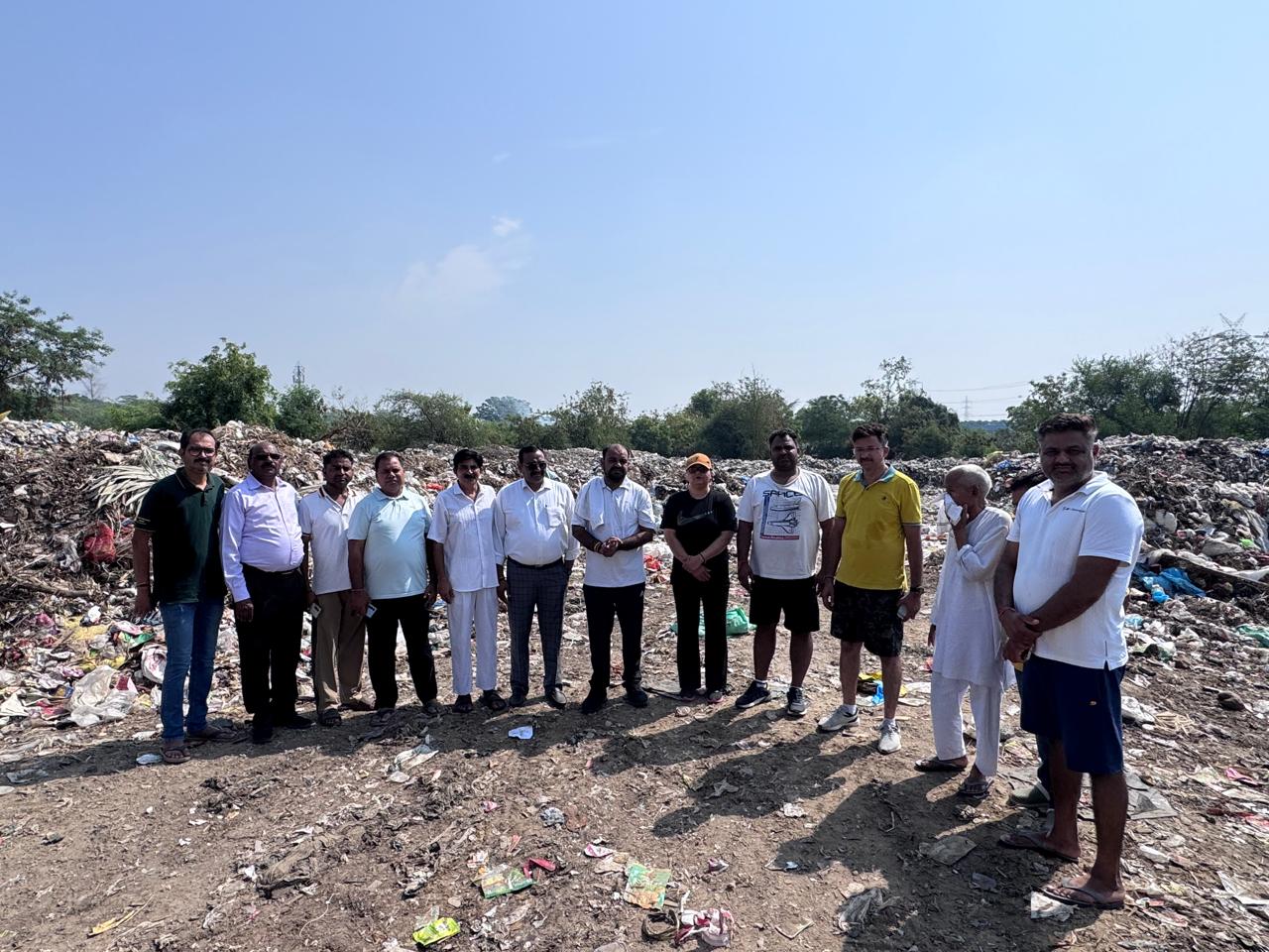 सेक्‍टर के लोगों ने दर्ज कराया कड़ा विरोध:गेट पर अवैध डंपिंग ग्राउंड बनाने से नराज हुए लोग