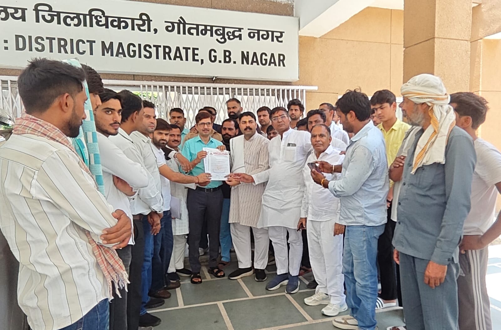 करप्‍शन फ्री संगठन ने की घायल छात्रों को रोजगार की मांग:मांग के समर्थन में डीएम कार्यालय पर प्रदर्शन कर सौंपा ज्ञापन